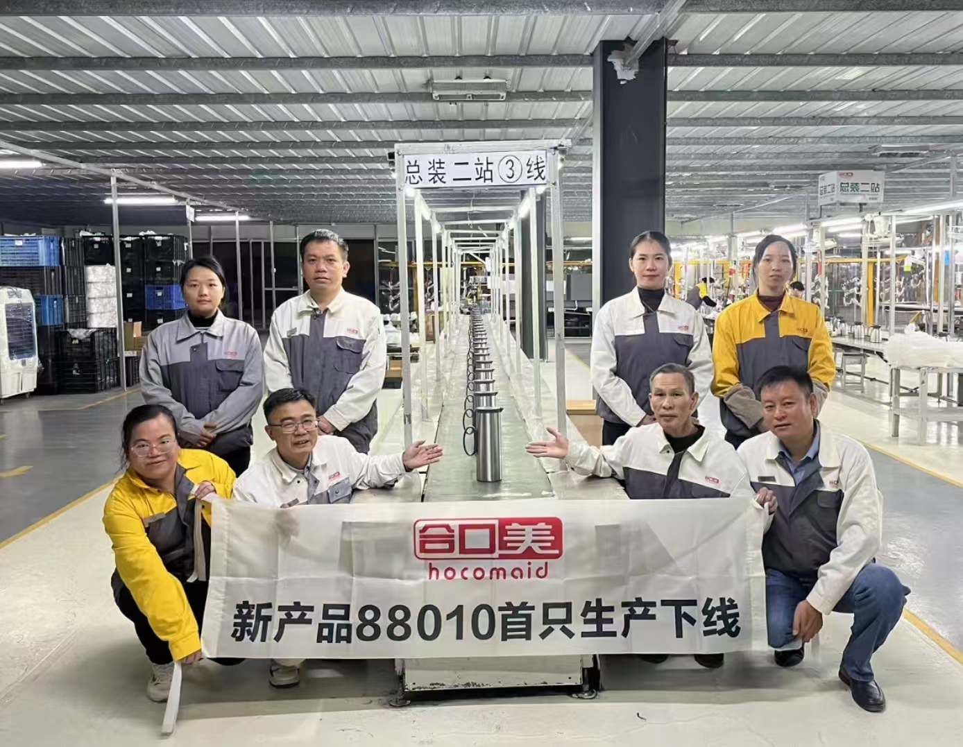 880总装线投入大批量生产，首只产品下线.jpg